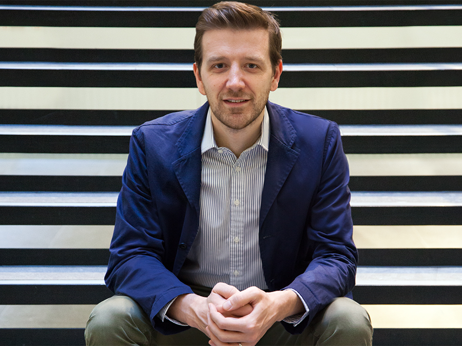 La educación no debería ser rutinaria ni competitiva. Alex Beard, educador y escritor